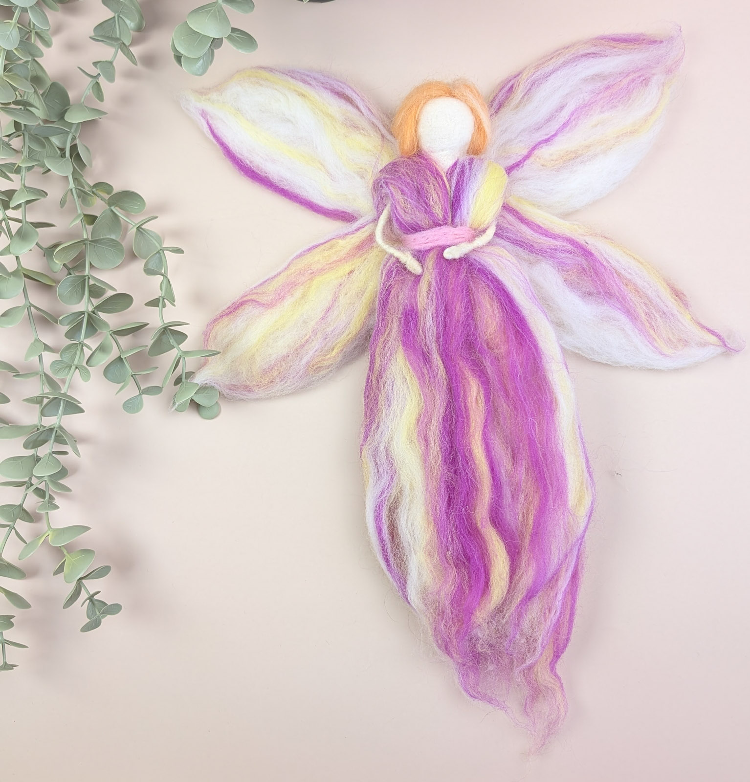 Nåltovad handgjord ängel i rosa